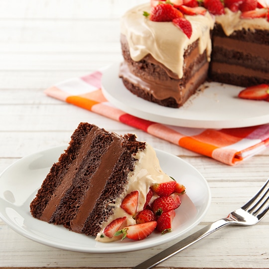 Bolo mousse de chocolate com ganache de doce de leite