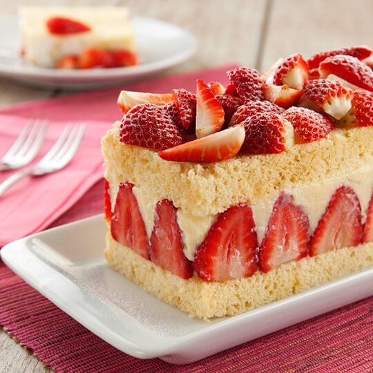 Bolo chiffon de limão e morango