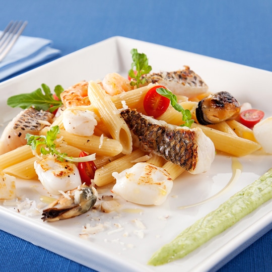 Penne com Frutos do Mar e Maionese de Pesto de Salsa e Castanha do Pará