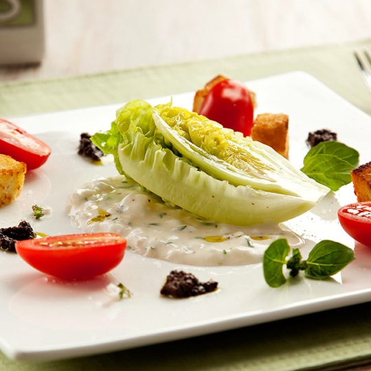 Salada Verde Com Maionese, Ervas Frescas e Azeitona Preta