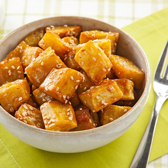Salada de batata doce com shoyo e gergelim 